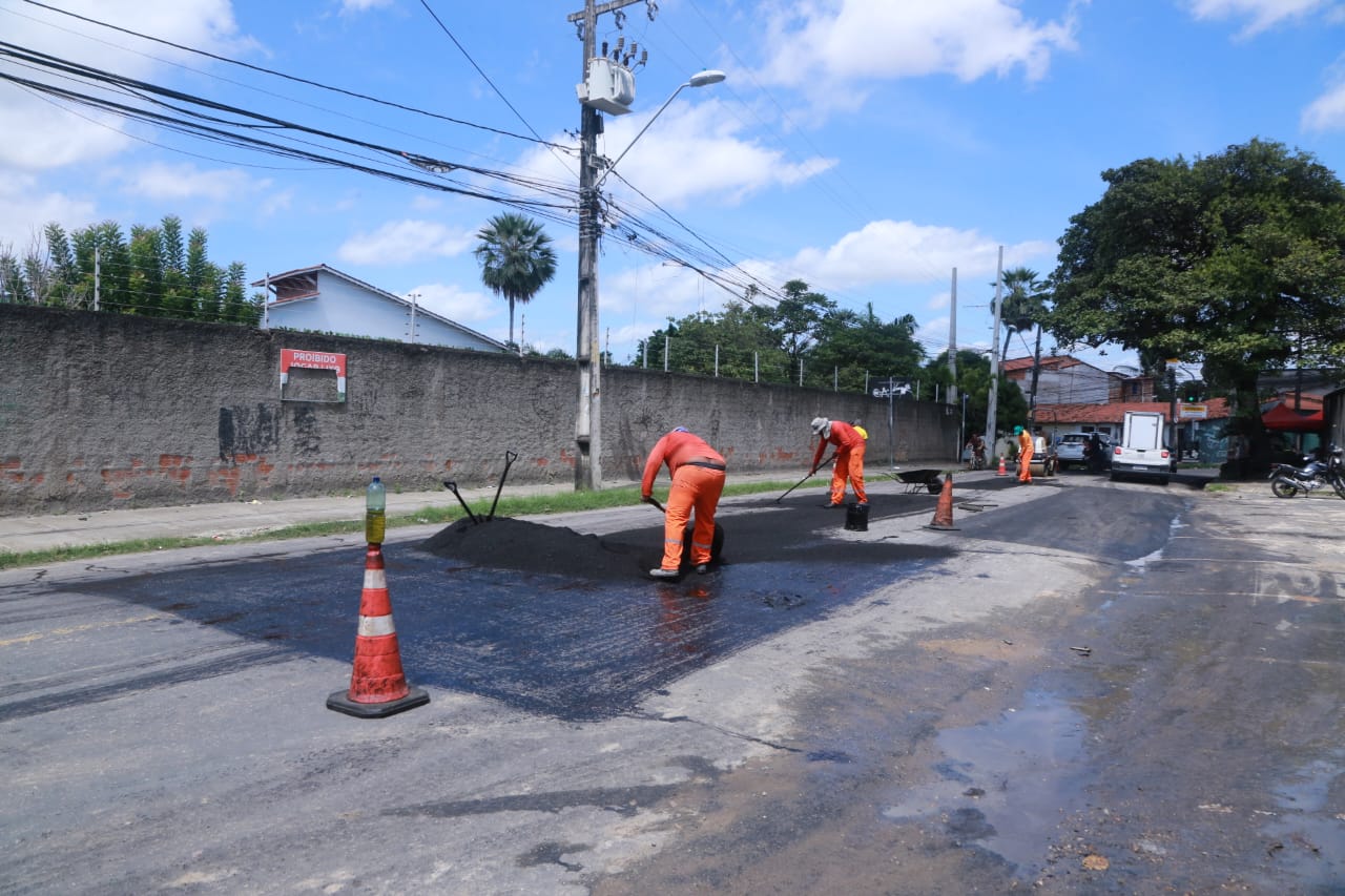 homens asfaltando uma via